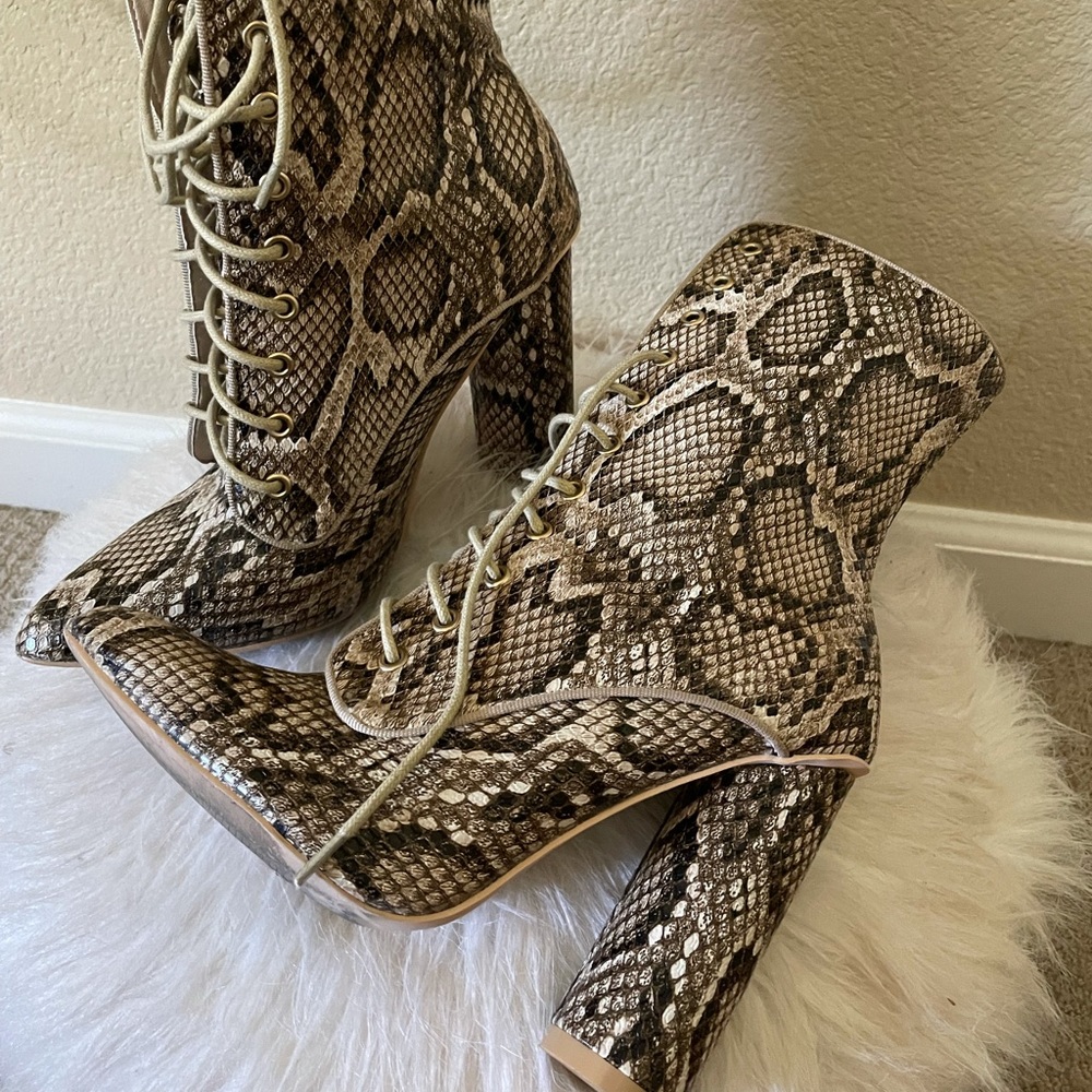 Sexy Snake Print Boots!